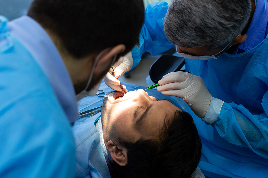 Cirugia dental avanzada Dentista realizando una cirugia dental avanzada en una clínica especializada
