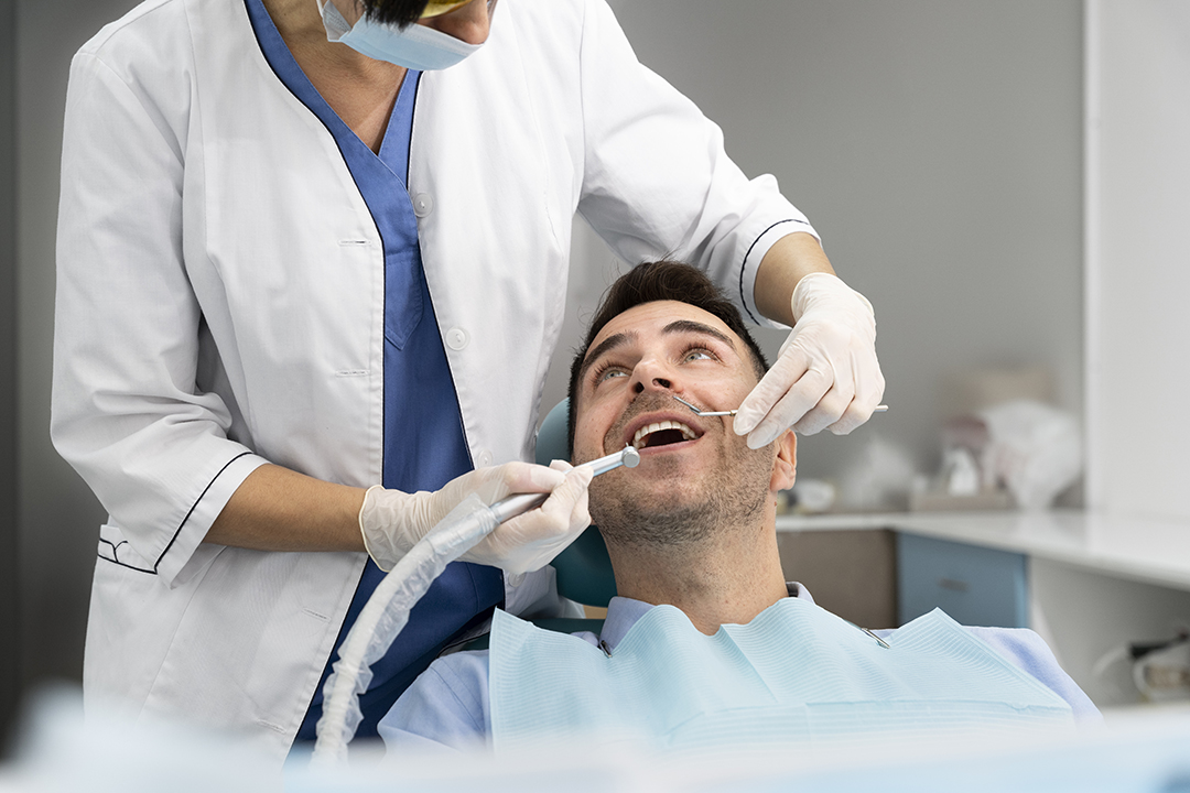 Endodoncia en una sola cita Dentista realizando una endodoncia a un paciente en una sola cita.