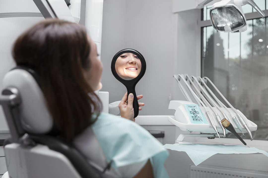 Estetica dental Paciente mostrando una sonrisa perfecta tras un tratamiento de estetica dental.